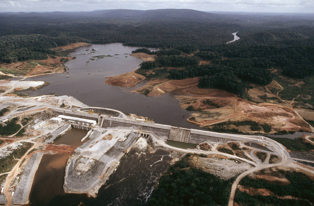 Filling of retention lake behind the Petit Saut Dam, French Guiana © Michel Gunther / WWF