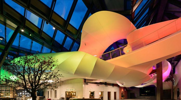 Diseño Holandés para la open house de Nestlé en Suiza Piazza by night : Photo credit © Mike Bink