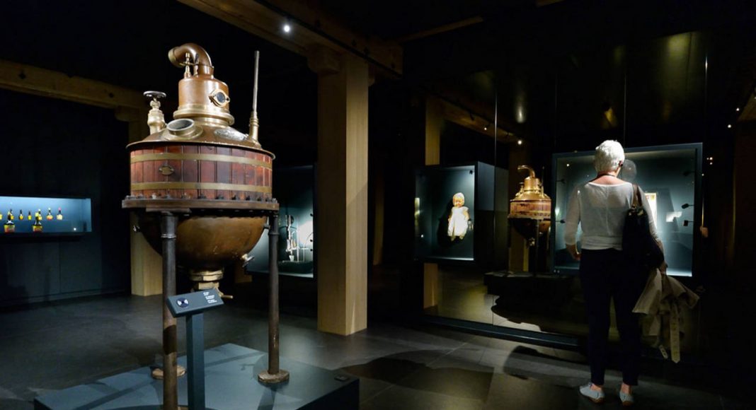 Treasure room with a selection of authentic objects : Photo credit © Mike Bink