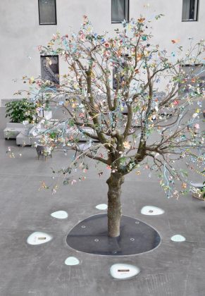 Life-size tree composed of 1200 handmade flowers : Photo credit © Tinker imagineers