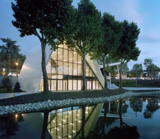 Evergreen campus reception pavilion by Arte Charpentier Architectes : Photo © LK Photographe