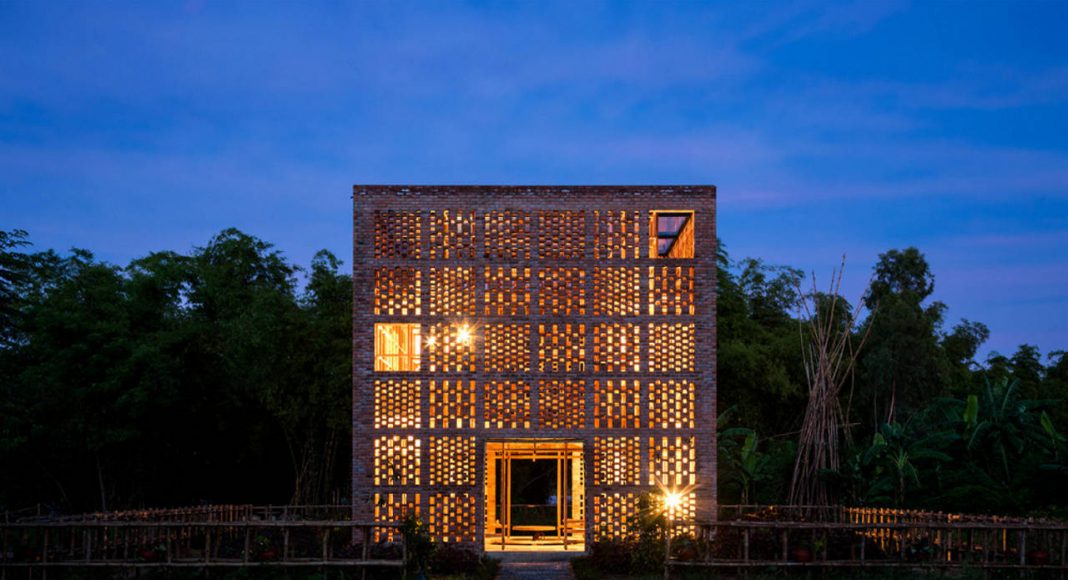 Terra Cotta Studio Facade by Tropical Space : Photo credit © Hiroyuki Oki