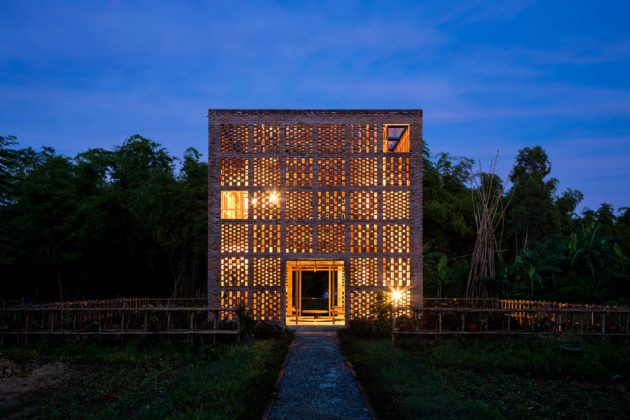 Terra Cotta Studio Facade by Tropical Space : Photo credit © Hiroyuki Oki