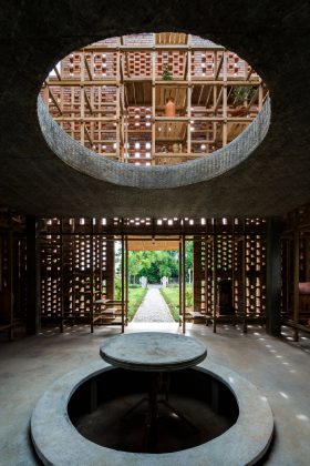 Terra Cotta Studio Interior and Void by Tropical Space : Photo credit © Hiroyuki Oki