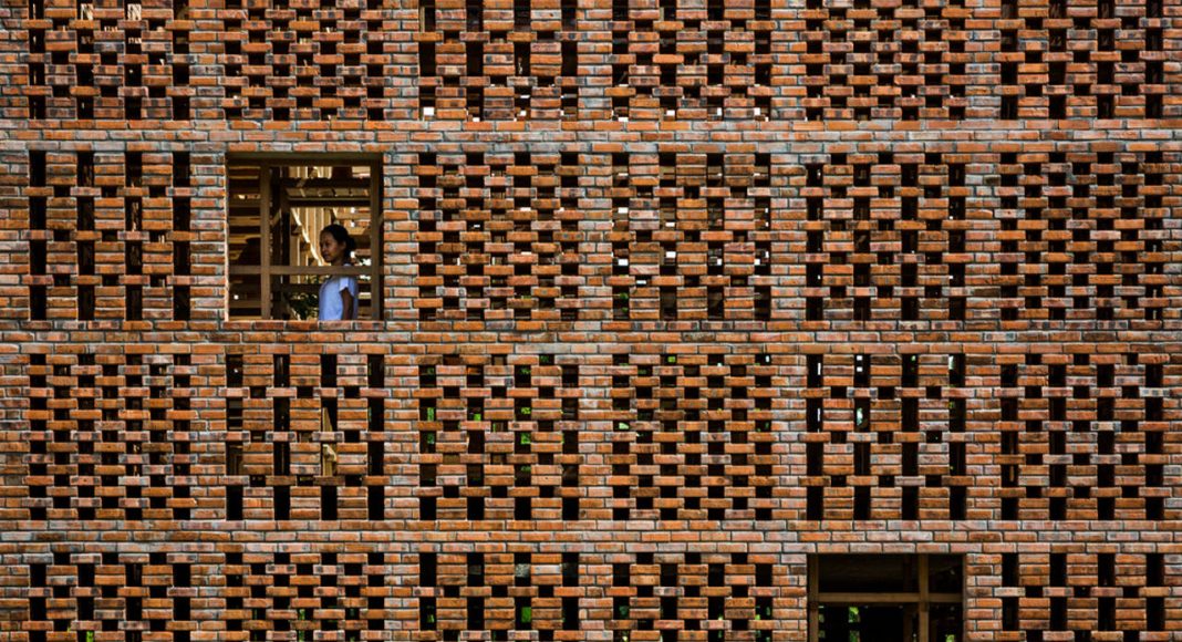 Terra Cotta Studio Brick Wall by Tropical Space : Photo credit © Hiroyuki Oki