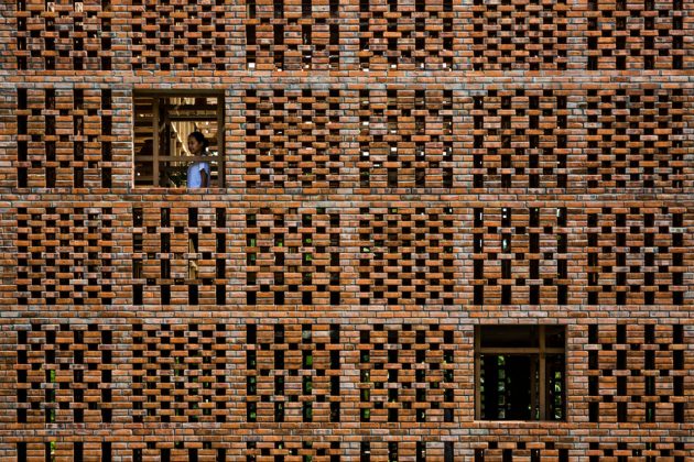 Terra Cotta Studio Brick Wall by Tropical Space : Photo credit © Hiroyuki Oki