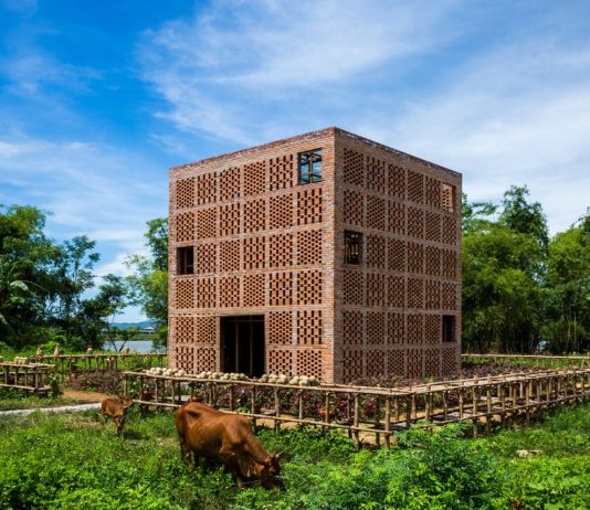 Terra Cotta Studio Landscape by Tropical Space : Photo credit © Hiroyuki Oki