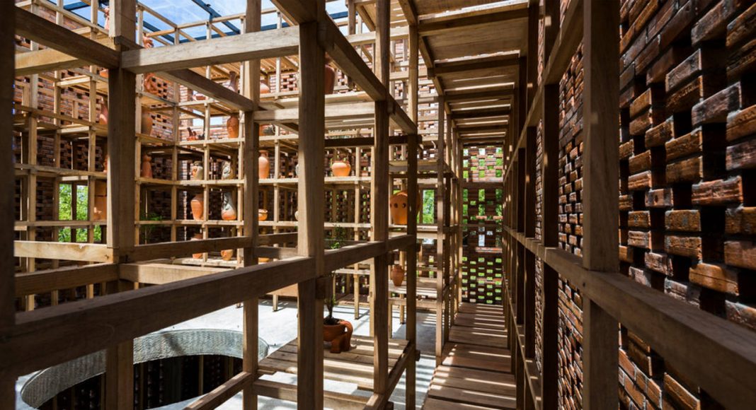 Terra Cotta Studio Hallways by Tropical Space : Photo credit © Hiroyuki Oki