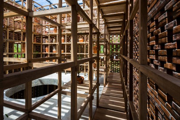 Terra Cotta Studio Hallways by Tropical Space : Photo credit © Hiroyuki Oki