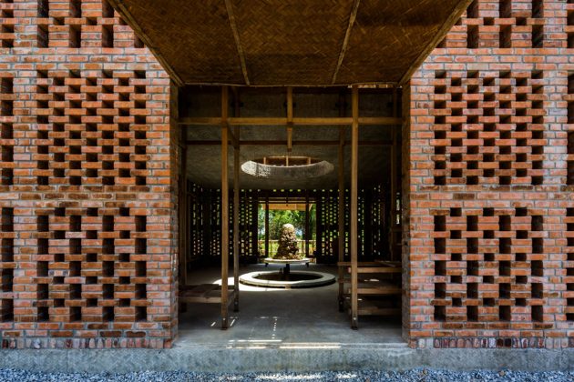 Two openings are positioned on opposite sides, allowing views right through : Photo credit © Hiroyuki Oki