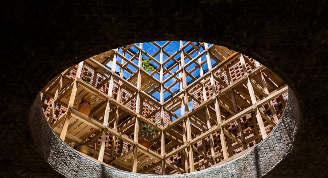 Terra Cotta Studio View through Void by Tropical Space : Photo credit © Hiroyuki Oki