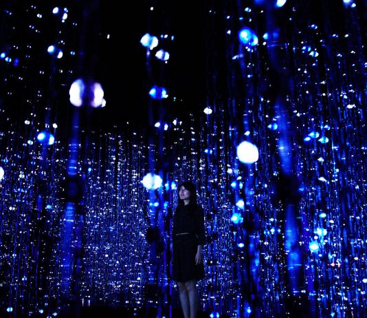 Crystal Universe Instalación Digital Interactiva by teamLab Crystal Universe Instalación Digital Interactiva by teamLab : Photo © teamLab Inc.