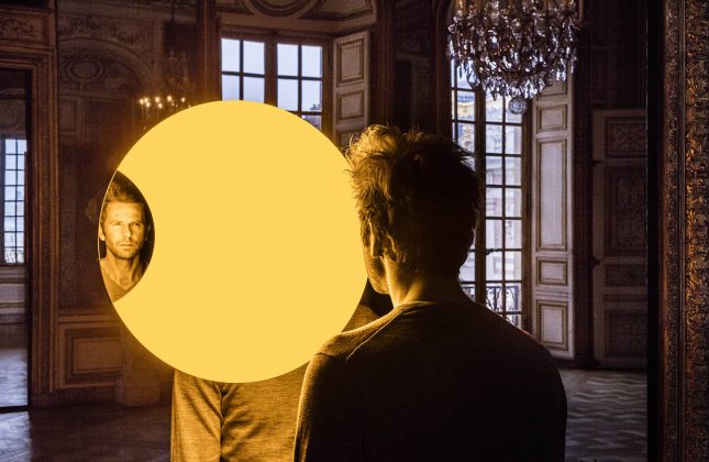 Olafur Eliasson Deep mirror (yellow), 2016. Mirrors, monofrequency light, aluminium, steel, wood, paint (black, shite), control unit 445 x 180 x 90 cm. Palace of Versailles, 2016 : Photo Anders Sune Berg. Courtesy of the artist; neugerriemschneider, Barlin; Tanya Bonakdar Gallery, New York © Olafur Eliasson