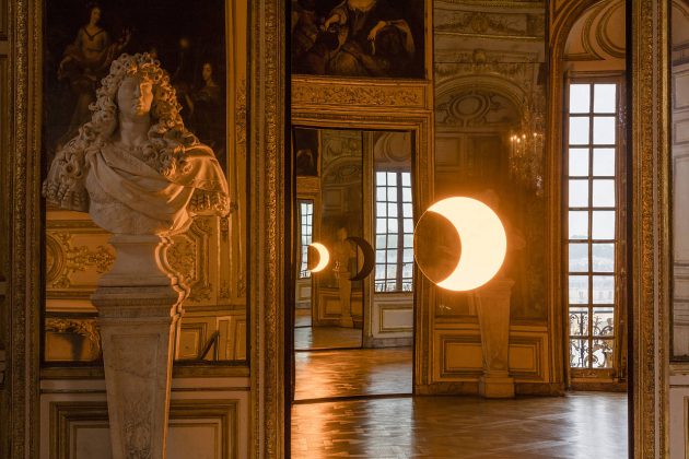 Olafur Eliasson Deep mirror (yellow) and Deep mirror (black), 2016. Mirrors, monofrequency light, aluminium, steel, wood, paint (black, shite), control unit 445 x 180 x 90 cm. Palace of Versailles, 2016 : Photo Anders Sune Berg. Courtesy of the artist; neugerriemschneider, Barlin; Tanya Bonakdar Gallery, New York © Olafur Eliasson