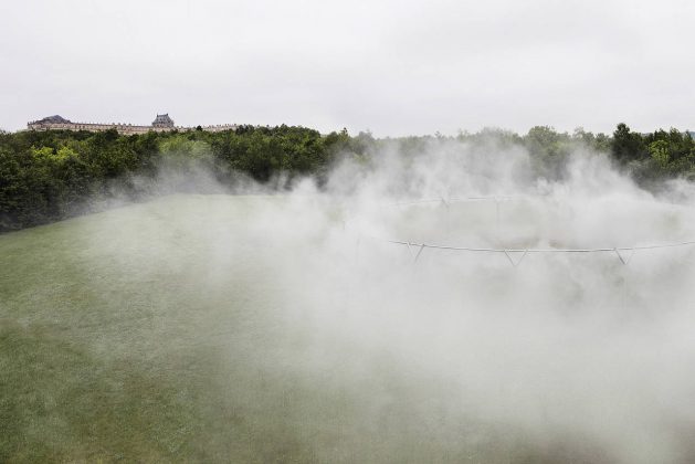 Olafur Eliasson. Fog Assembly, 2016. Steel, water, nozzles, pump system 45 m, ø 29m. Palace of Versailles, 2016. Photo: Anders Sune Berg. Couresty of the artist; neugerriemschneider, Barlin; Tanya Bonakdar Gallery, New York © Olafur Eliasson