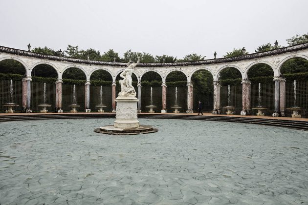 Olafur Eliasson. Glacial rock flour garden, 2016. Glacial rock flour. Palace of Versailles, 2016. Photo: Anders Sune Berg. Couresty of the artist; neugerriemschneider, Barlin; Tanya Bonakdar Gallery, New York © Olafur Eliasson