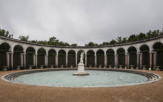 Olafur Eliasson. Glacial rock flour garden, 2016. Glacial rock flour. Palace of Versailles, 2016. Photo: Anders Sune Berg. Couresty of the artist; neugerriemschneider, Barlin; Tanya Bonakdar Gallery, New York © Olafur Eliasson