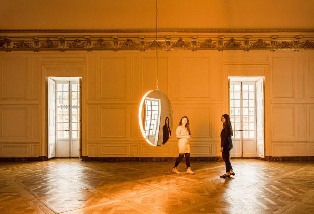 Olafur Eliasson. Solar compression, 2016. Convex mirrors, monofrequency light, stainless steel, paint (white), motor, control unit 10 cm, ø 120cm. Palace of Versailles, 2016. Photo: Anders Sune Berg. Couresty of the artist; neugerriemschneider, Barlin; Tanya Bonakdar Gallery, New York © Olafur Eliasson