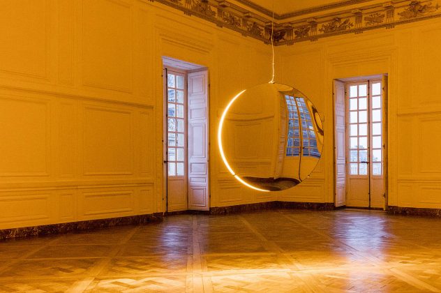 Olafur Eliasson. Solar compression, 2016. Convex mirrors, monofrequency light, stainless steel, paint (white), motor, control unit 10 cm, ø 120cm. Palace of Versailles, 2016. Photo: Anders Sune Berg. Couresty of the artist; neugerriemschneider, Barlin; Tanya Bonakdar Gallery, New York © Olafur Eliasson