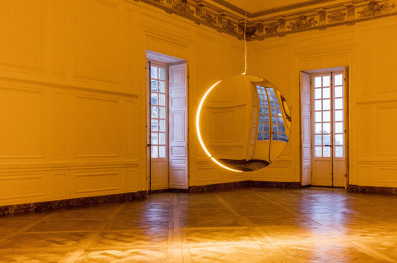 Olafur Eliasson. Solar compression, 2016. Convex mirrors, monofrequency light, stainless steel, paint (white), motor, control unit 10 cm, ø 120cm. Palace of Versailles, 2016. Photo: Anders Sune Berg. Couresty of the artist; neugerriemschneider, Barlin; Tanya Bonakdar Gallery, New York © Olafur Eliasson
