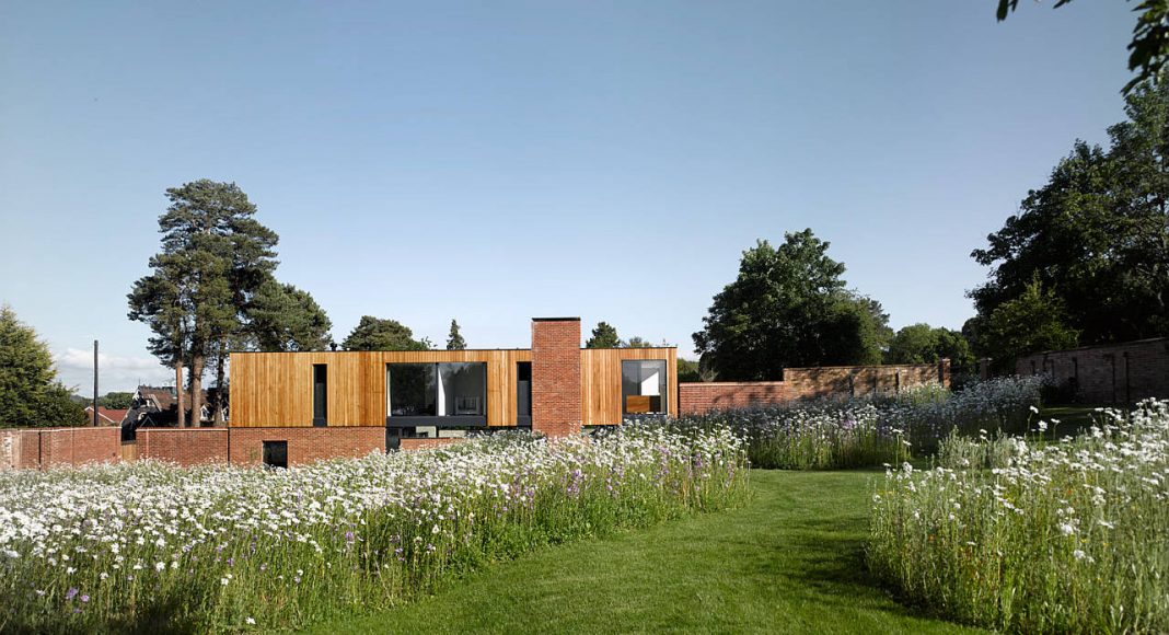 The Cheeran House by John Pardey Architects in Reading, Berkshire, England : Photo credit © James Morris