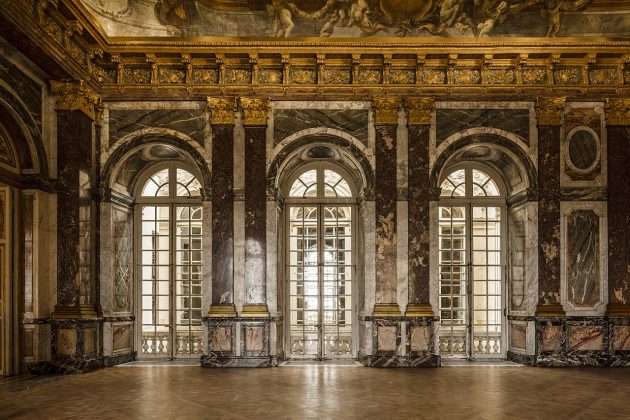 Olafur Eliasson. The curious museum, 2010. Mirror, scaffolding, steel, aluminium, 11.20 x 8.50 x 2.80 m. Palace of Versailles, 2016. Photo: Anders Sune Berg. Couresty of the artist; neugerriemschneider, Barlin; Tanya Bonakdar Gallery, New York © Olafur Eliasson