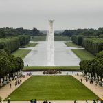 Olafur Eliasson. Waterfall, 2016. Crane, water, stainless steel, pump system, hose, ballast. Palace of Versailles, 2016. Photo: Anders Sune Berg. Couresty of the artist; neugerriemschneider, Barlin; Tanya Bonakdar Gallery, New York © Olafur Eliasson