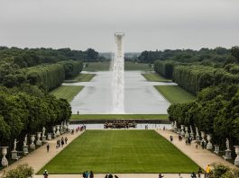 Olafur Eliasson. Waterfall, 2016. Crane, water, stainless steel, pump system, hose, ballast. Palace of Versailles, 2016. Photo: Anders Sune Berg. Couresty of the artist; neugerriemschneider, Barlin; Tanya Bonakdar Gallery, New York © Olafur Eliasson