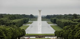 Olafur Eliasson. Waterfall, 2016. Crane, water, stainless steel, pump system, hose, ballast. Palace of Versailles, 2016. Photo: Anders Sune Berg. Couresty of the artist; neugerriemschneider, Barlin; Tanya Bonakdar Gallery, New York © Olafur Eliasson