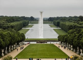 Olafur Eliasson. Waterfall, 2016. Crane, water, stainless steel, pump system, hose, ballast. Palace of Versailles, 2016. Photo: Anders Sune Berg. Couresty of the artist; neugerriemschneider, Barlin; Tanya Bonakdar Gallery, New York © Olafur Eliasson