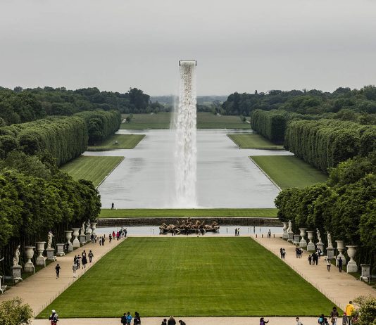 Instalación creada por Olafur Eliasson en el Palacio de Versalles Olafur Eliasson. Waterfall, 2016. Crane, water, stainless steel, pump system, hose, ballast. Palace of Versailles, 2016. Photo: Anders Sune Berg. Couresty of the artist; neugerriemschneider, Barlin; Tanya Bonakdar Gallery, New York © Olafur Eliasson
