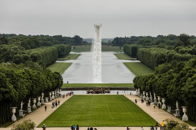 Olafur Eliasson. Waterfall, 2016. Crane, water, stainless steel, pump system, hose, ballast. Palace of Versailles, 2016. Photo: Anders Sune Berg. Couresty of the artist; neugerriemschneider, Barlin; Tanya Bonakdar Gallery, New York © Olafur Eliasson