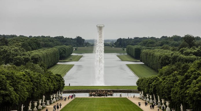 Olafur Eliasson. Waterfall, 2016. Crane, water, stainless steel, pump system, hose, ballast. Palace of Versailles, 2016. Photo: Anders Sune Berg. Couresty of the artist; neugerriemschneider, Barlin; Tanya Bonakdar Gallery, New York © Olafur Eliasson