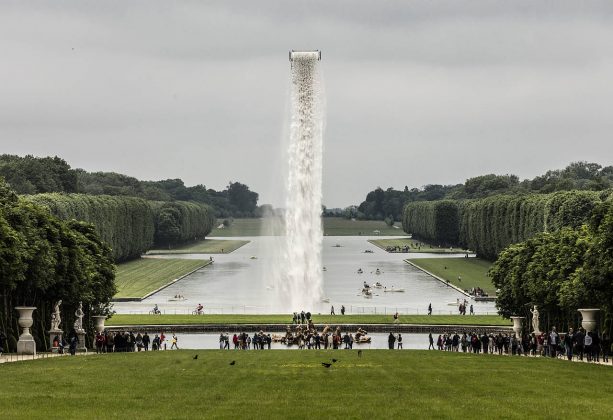 Olafur Eliasson. Waterfall, 2016. Crane, water, stainless steel, pump system, hose, ballast. Palace of Versailles, 2016. Photo: Anders Sune Berg. Couresty of the artist; neugerriemschneider, Barlin; Tanya Bonakdar Gallery, New York © Olafur Eliasson