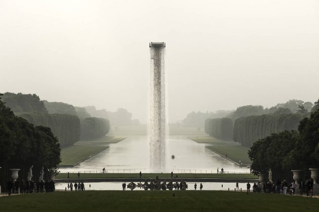 Olafur Eliasson. Waterfall, 2016. Crane, water, stainless steel, pump system, hose, ballast. Palace of Versailles, 2016. Photo: Anders Sune Berg. Couresty of the artist; neugerriemschneider, Barlin; Tanya Bonakdar Gallery, New York © Olafur Eliasson