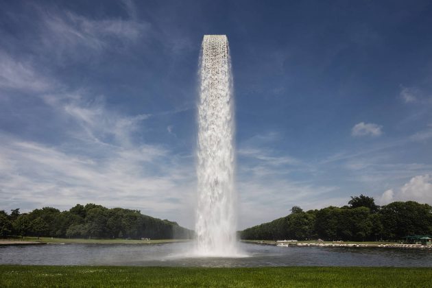 Olafur Eliasson. Waterfall, 2016. Crane, water, stainless steel, pump system, hose, ballast. Palace of Versailles, 2016. Photo: Anders Sune Berg. Couresty of the artist; neugerriemschneider, Barlin; Tanya Bonakdar Gallery, New York © Olafur Eliasson