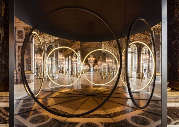 Olafur Eliasson. Your sense of unity, 2016. Mirror foil, brass, LED lights, wood, paint (black), steel, plastic, control unit 512 x 270 x 466 cm. Palace of Versailles, 2016. Photo: Anders Sune Berg. Couresty of the artist; neugerriemschneider, Barlin; Tanya Bonakdar Gallery, New York © Olafur Eliasson