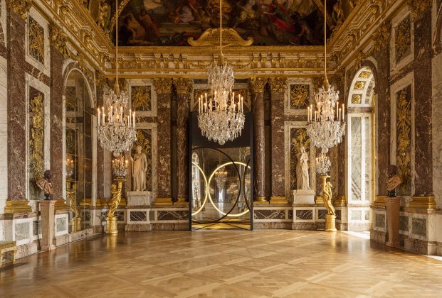 Olafur Eliasson. Your sense of unity, 2016. Mirror foil, brass, LED lights, wood, paint (black), steel, plastic, control unit 512 x 270 x 466 cm. Palace of Versailles, 2016. Photo: Anders Sune Berg. Couresty of the artist; neugerriemschneider, Barlin; Tanya Bonakdar Gallery, New York © Olafur Eliasson