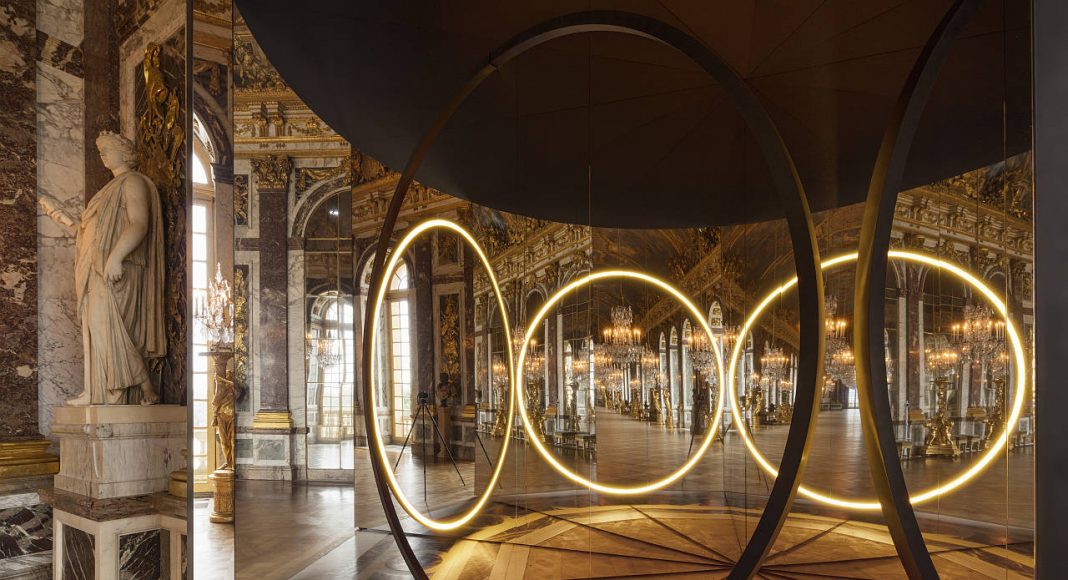 Olafur Eliasson. Your sense of unity, 2016. Mirror foil, brass, LED lights, wood, paint (black), steel, plastic, control unit 512 x 270 x 466 cm. Palace of Versailles, 2016. Photo: Anders Sune Berg. Couresty of the artist; neugerriemschneider, Barlin; Tanya Bonakdar Gallery, New York © Olafur Eliasson