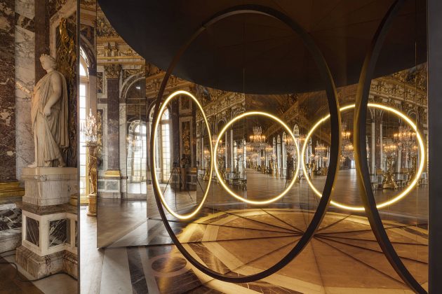 Olafur Eliasson. Your sense of unity, 2016. Mirror foil, brass, LED lights, wood, paint (black), steel, plastic, control unit 512 x 270 x 466 cm. Palace of Versailles, 2016. Photo: Anders Sune Berg. Couresty of the artist; neugerriemschneider, Barlin; Tanya Bonakdar Gallery, New York © Olafur Eliasson