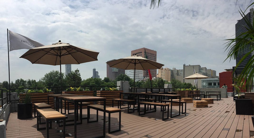 Terraza en la Azotea del Barrio Alameda ofrece Vistas Panorámicas de la Alameda : Fotografía © Barrio Alameda