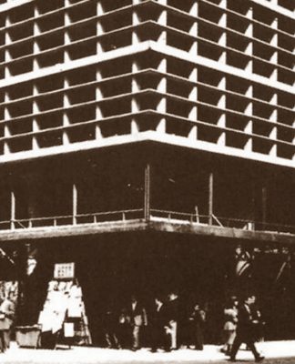 Fotografía cartel: tomada del Libro "La Arquitectura Mexicana del Siglo XX" - © Arq. José Villagrán, Estacionamiento Gante, 1951