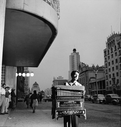 Cilindrero. 1952. Nacho López : Fotografía © INAH.SINAFO.FN