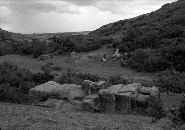 Deidad del agua en Coatlinchán, antes de su traslado a la Ciudad de México. Cerca de 1960 : Fotografía © INAH.SINAFO.FN