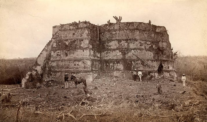Edificio en el conjunto del dios del aire en la zona arqueológica de Cempoala INAH.SINAFO.FN. Atribuida a Rafael García. 1892 : Fotografía © INAH.SINAFO.FN