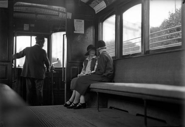 Mujeres conversan en tranvía. 1928 : Fotografía © INAH.SINAFO.FN