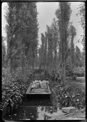 Niños en Xochimilco. 1920 : Fotografía © INAH.SINAFO.FN