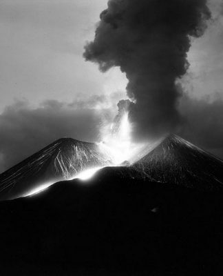 Erupción del Parícutin. R. García. 1943 : Fotografía © INAH.SINAFO.FN