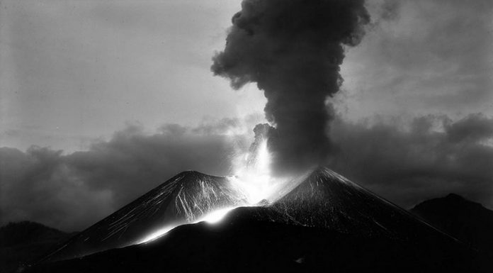 Erupción del Parícutin. R. García. 1943 : Fotografía © INAH.SINAFO.FN