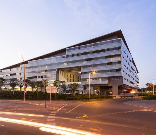 Puerta de Entrada. Bayona. Francia por Mateo Arquitectura Bayona. Puerta de entrada. Francia por Mateo Arquitectura : Photo credits © Adrià Goula y © Luc Boegly